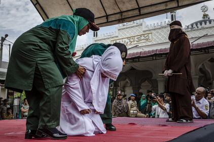 "Ha infranto la sharia". Donna bastonata in pubblico 4
