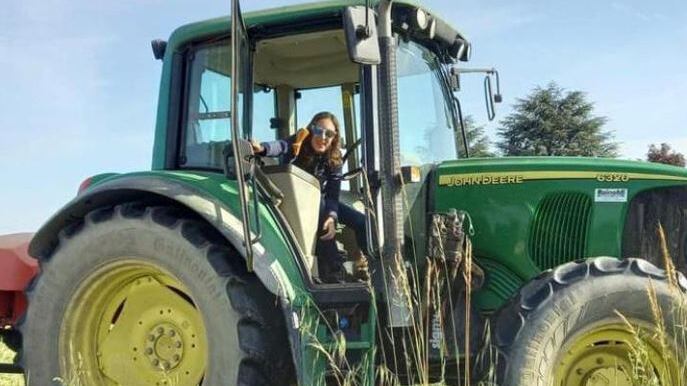 Alice, il sindaco che gira in trattore: "Fare, ascoltare e poi al lavoro nei campi"