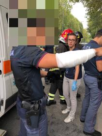 Milano, si dà fuoco in strada: le foto degli agenti feriti 10