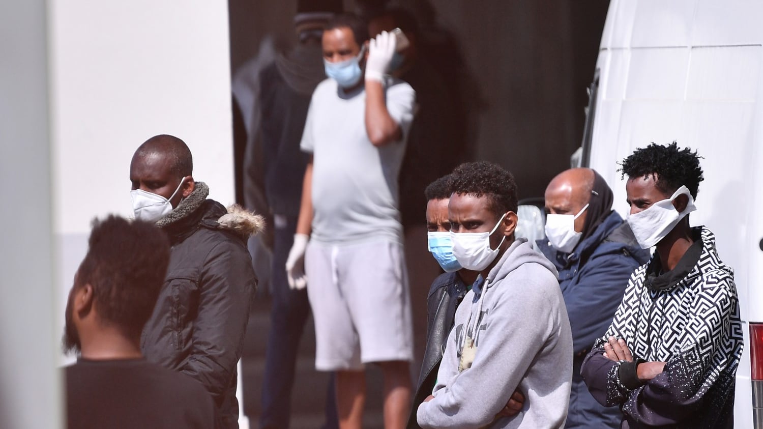 Ora è rischio focolaio nel palazzo "bomba" dei migranti: sedici positivi al coronavirus
