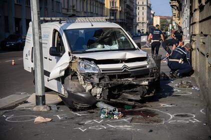 Furgone investe quattro pedoni a Milano