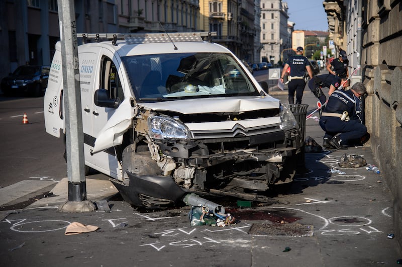 Furgone investe quattro pedoni a Milano