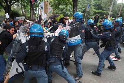 Salvini contestato a Bologna: uova e carciofi contro la polizia 9