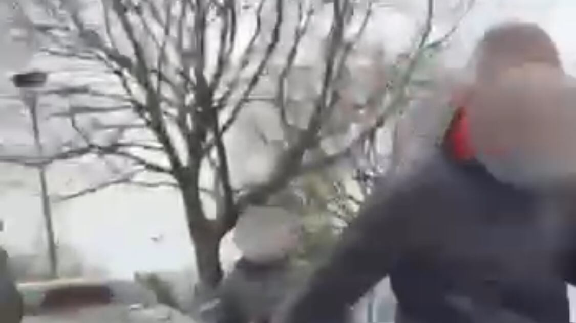 Centri sociali aggrediscono militanti di Azione Studentesca e distruggono l'auto