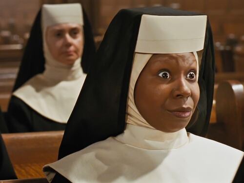 "Ho chiesto a Papa Francesco di recitare in Sister Act 3". La rivelazione di Whoopi Goldberg