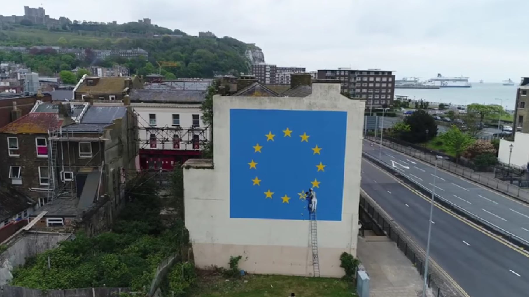 Distrutto il murale “europeista” di Banksy a Dover: valeva un milione di sterline
