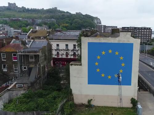 Distrutto il murale “europeista” di Banksy a Dover: valeva un milione di sterline