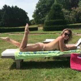 Liz Hurley esplosiva in bikini  9