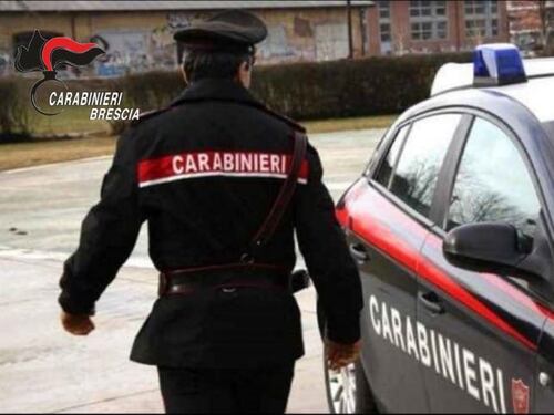 Ha un malore spingendo il passeggino, muore a 42 anni davanti alla figlia