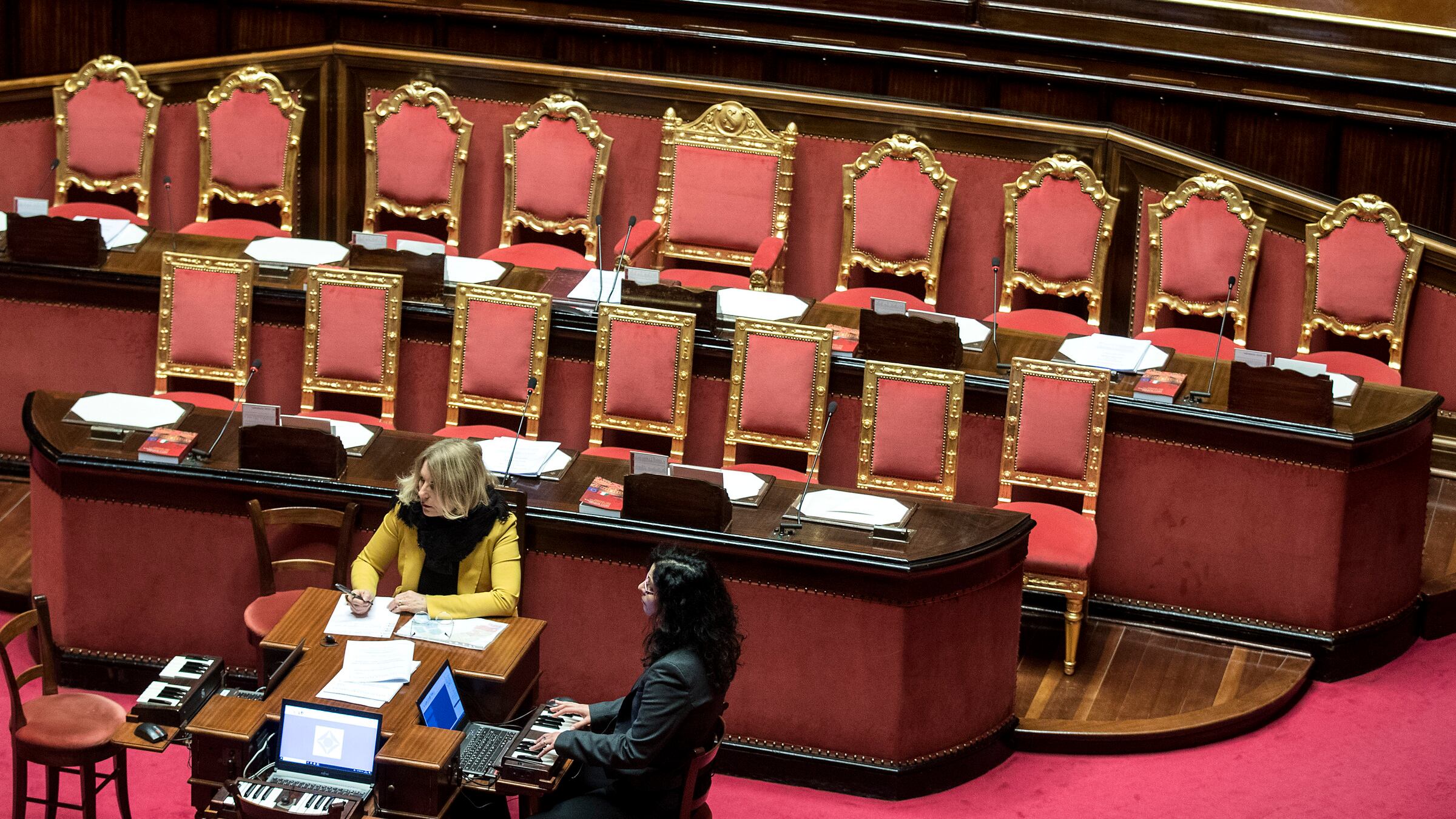 Renzi chiede una commissione d'inchiesta. Al Senato tira una brutta aria per Giuseppi