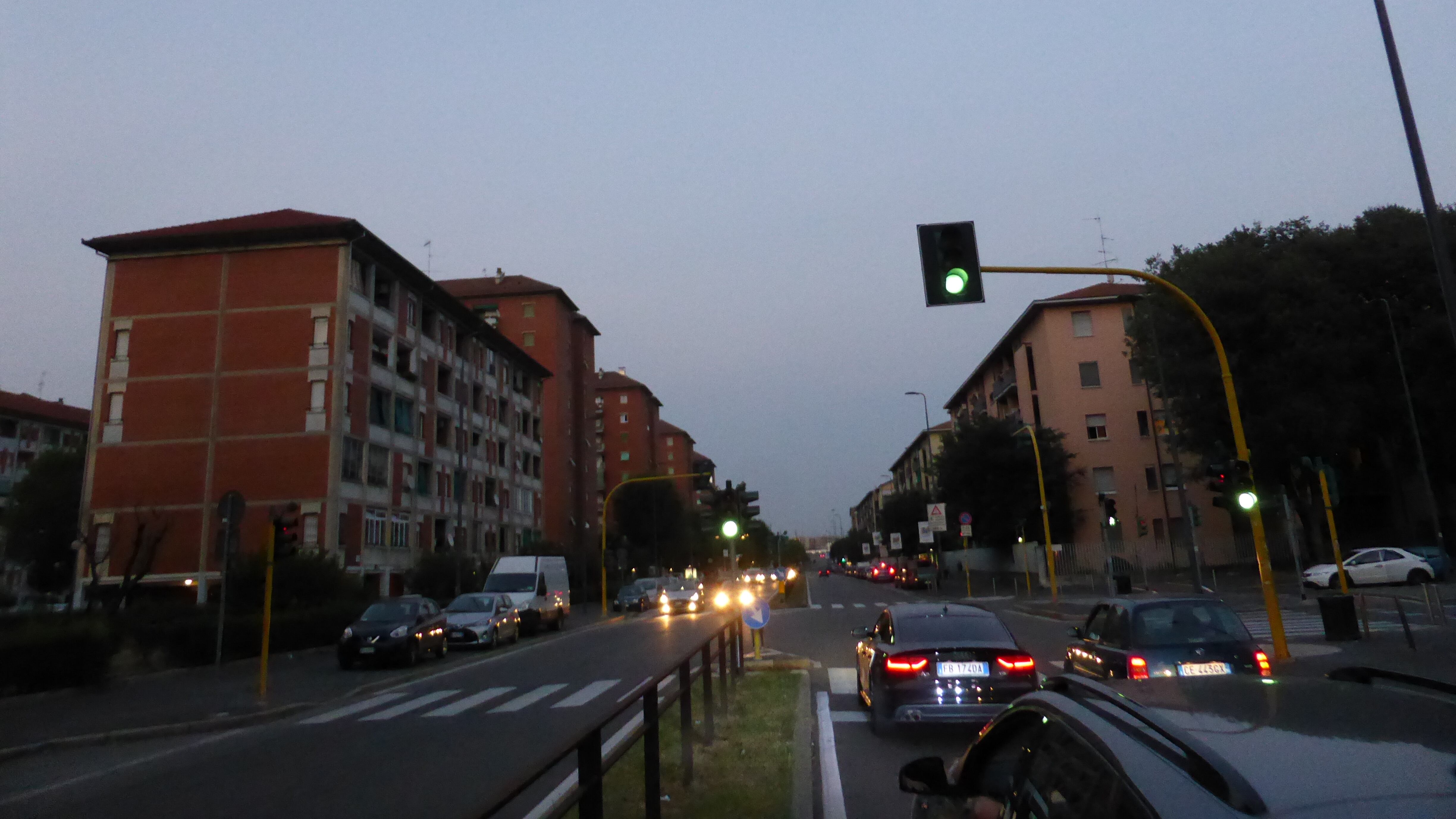 Ancora sangue a Milano, 14enne accoltellato per strada: è in gravi condizioni
