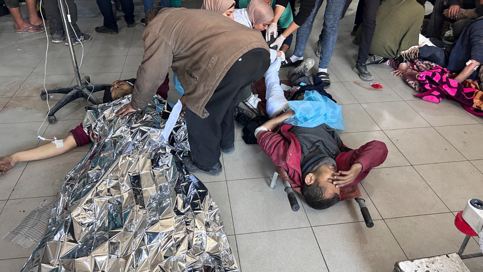 Gaza, strage di disperati. "Oltre cento morti. Erano in fila per il pane"