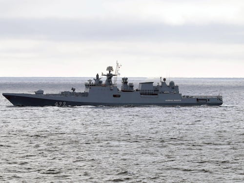 La Russia muove portaerei e navi da guerra: "Preparano missioni di combattimento"