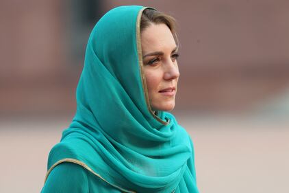 Pakistan, Kate Middleton con il velo per la visita in moschea 4