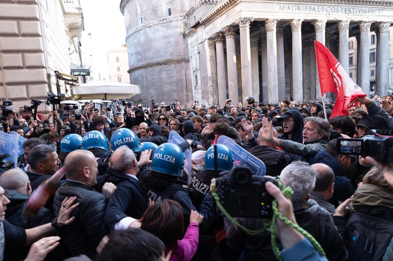 Gli scontri a Roma per il Dl Sicurezza 9