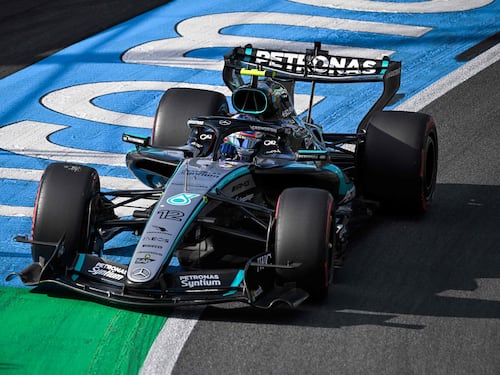 Norris insidia le Mercedes. Kimi in difesa, errori Ferrari