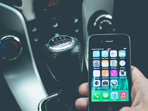 In auto cellulare vietato, pure al semaforo