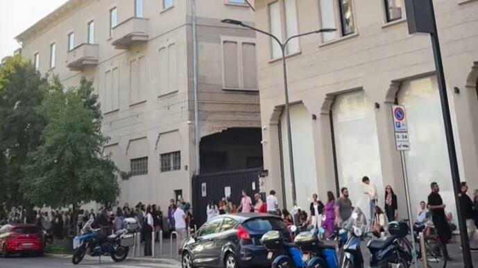 File di 1 km per un po' di celebrità: a Milano il casting delle comparse de "Il diavolo veste Prada 2"