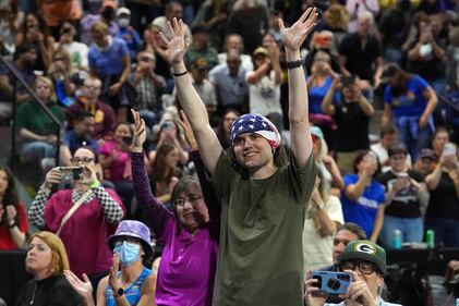  Alexandria Ocasio-Cortez e Bernie Sanders e i rally contro gli oligarchi 17