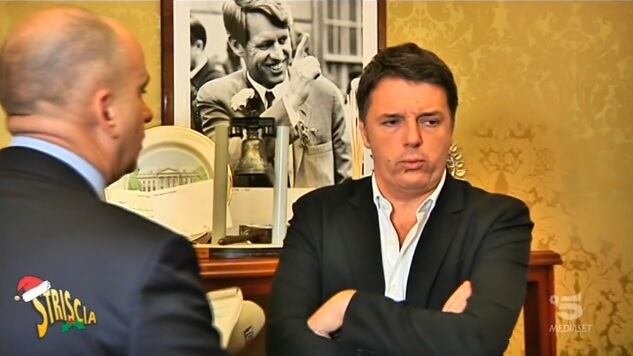 "Stavo per dire la verità". Quel fuorionda di Renzi che non scappa a Striscia