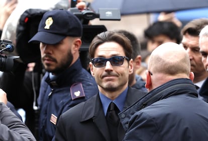La famiglia, gli amici, i vip: il mondo della tv saluta Costanzo 24