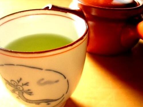 Beve tre tazze di tè verde al giorno per due mesi per dimagrire e contrae l'epatite
