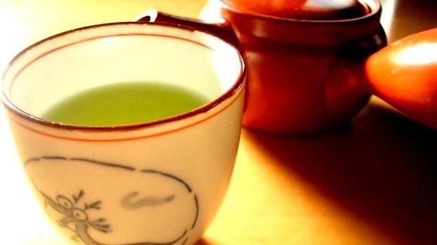 Beve tre tazze di tè verde al giorno per due mesi per dimagrire e contrae l'epatite