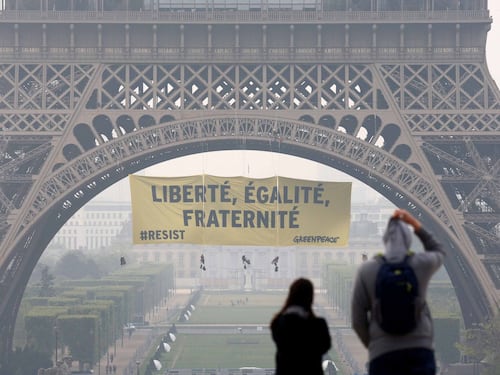 Francia, striscione di Greenpeace sulla Tour Eiffel contro Marine Le Pen