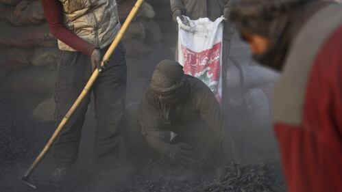 Una rivendita di carbone nella periferia di Kabul 5