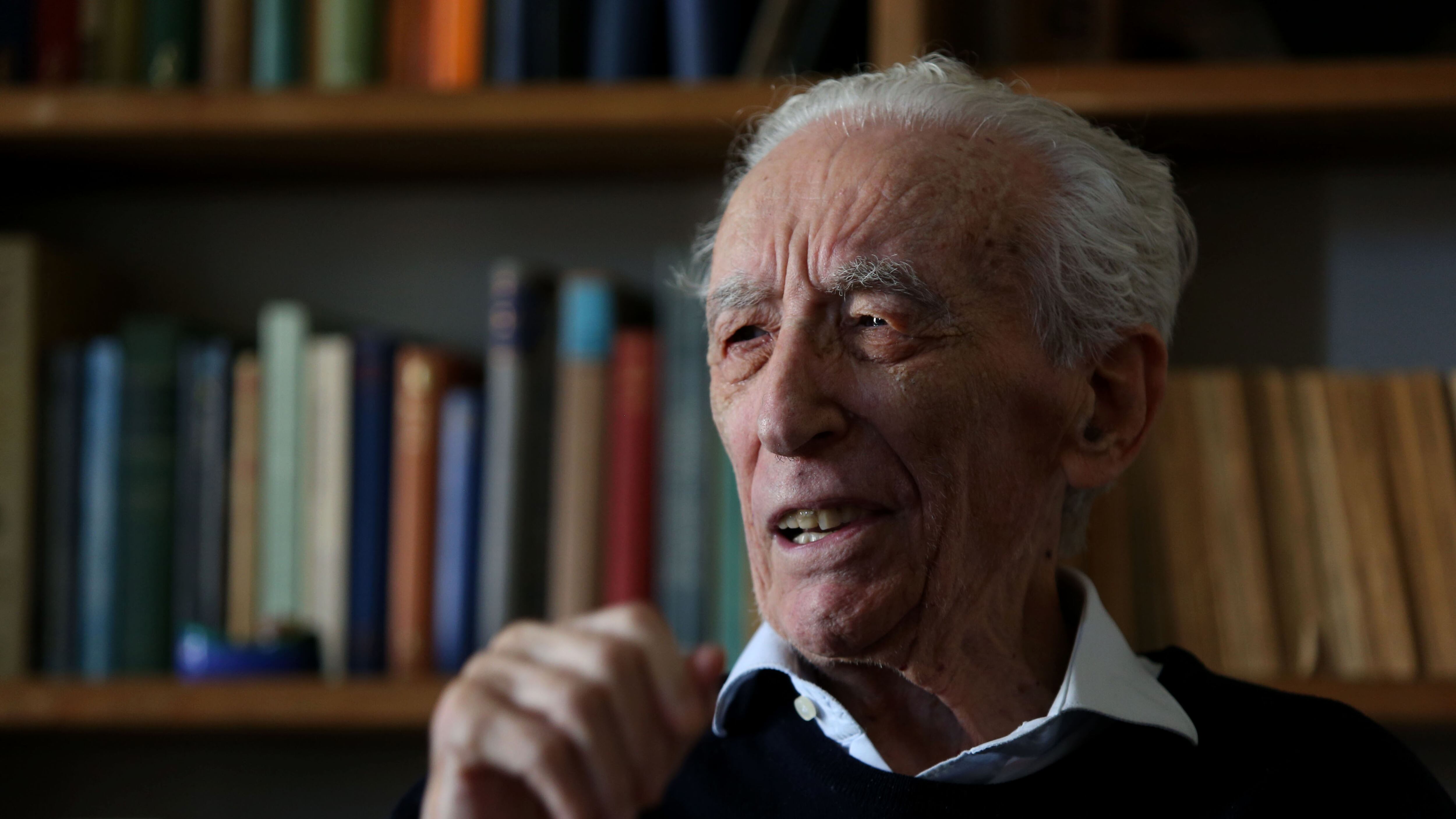 "Imitavo Leopardi, ma poi ho incontrato la bellezza del dialetto"