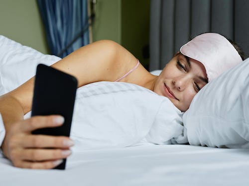 Guardi lo smartphone appena sveglio? Ecco 5 rischi che non conosci