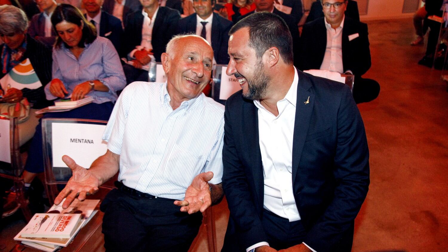 "Dio esiste, ma non sei tu" Quella maglietta regalata dal don a Salvini