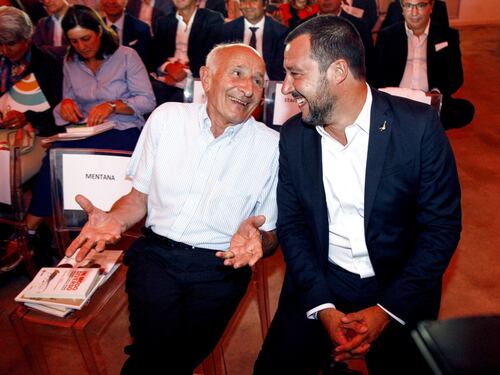 "Dio esiste, ma non sei tu" Quella maglietta regalata dal don a Salvini