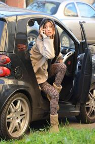 Ancora scatti hot per Belen: gioca con il ciuccio di Santiago e fa la linguaccia 5