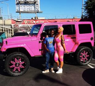 Amber Rose tra auto rosa e lato B su Instagram 2