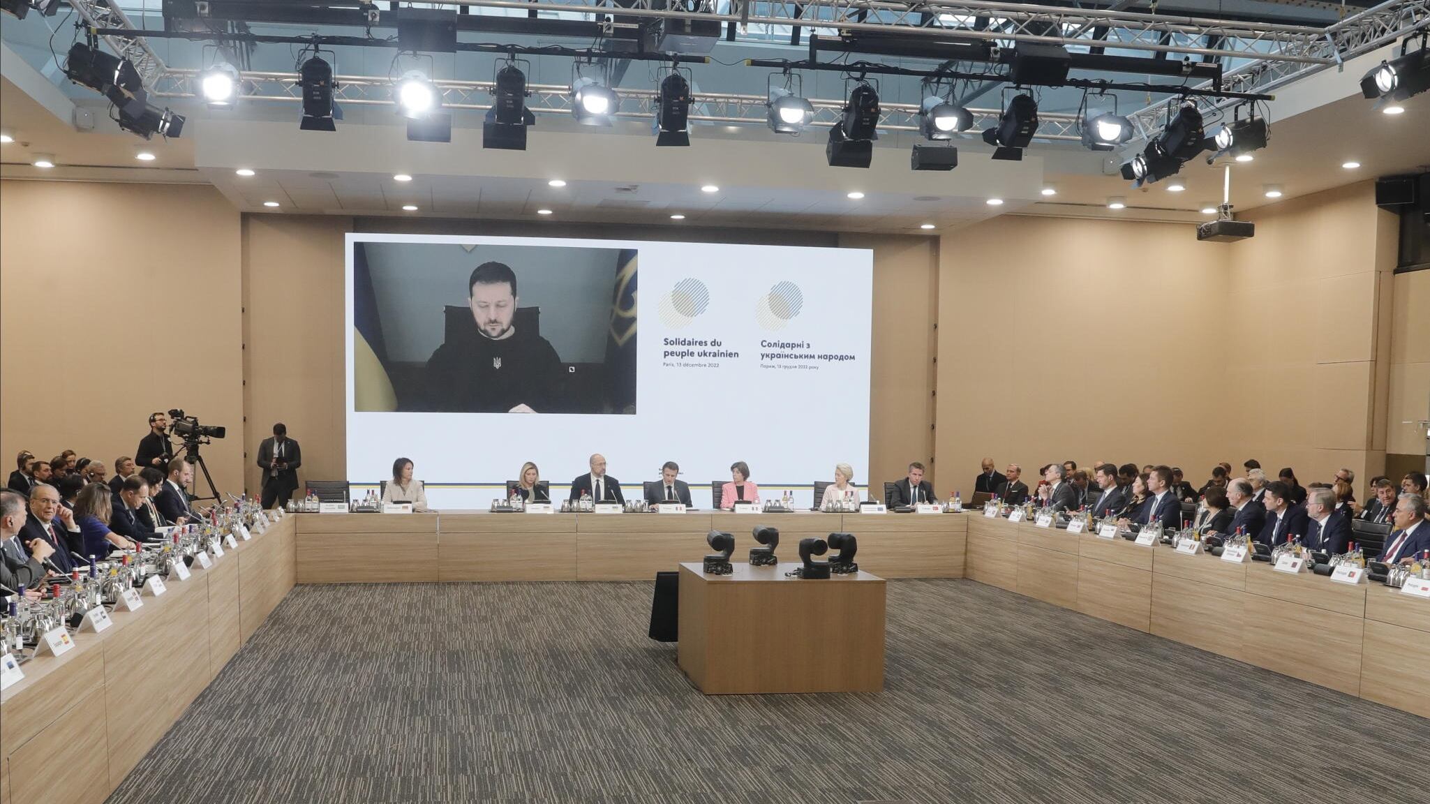 Parigi vale un miliardo. "Così l'Ucraina può resistere". E Putin tenta l'asse con Xi