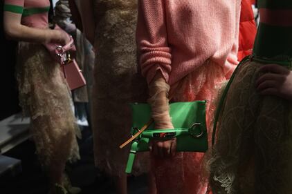 Nel backstage della sfilata. Qui si prepara la bellezza 7