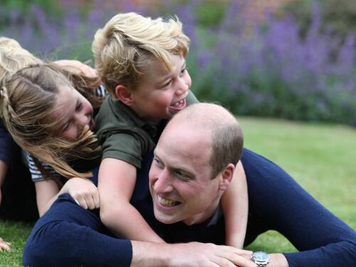 William e Kate non tornano a Londra e festeggiano il compleanno del principe con una foto di famiglia