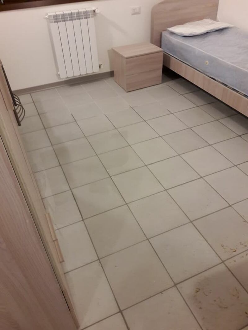 Sisma, la casetta appena conclusa si è già allagata 12