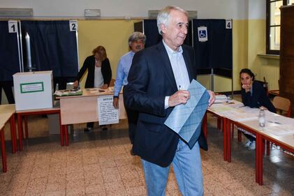Da Berlusconi a Parisi: i big votano a Milano 16