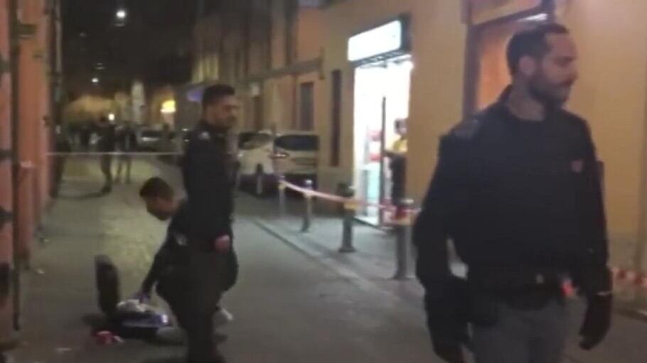 Lite tra magrebini in centro finisce con accoltellamento