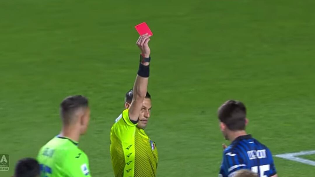 Follia De Roon: prima il pugno a Krunic e poi la spallata all'arbitro