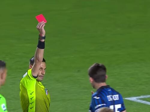 Follia De Roon: prima il pugno a Krunic e poi la spallata all'arbitro