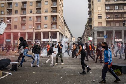 Milano, la violenza contro la polizia 4