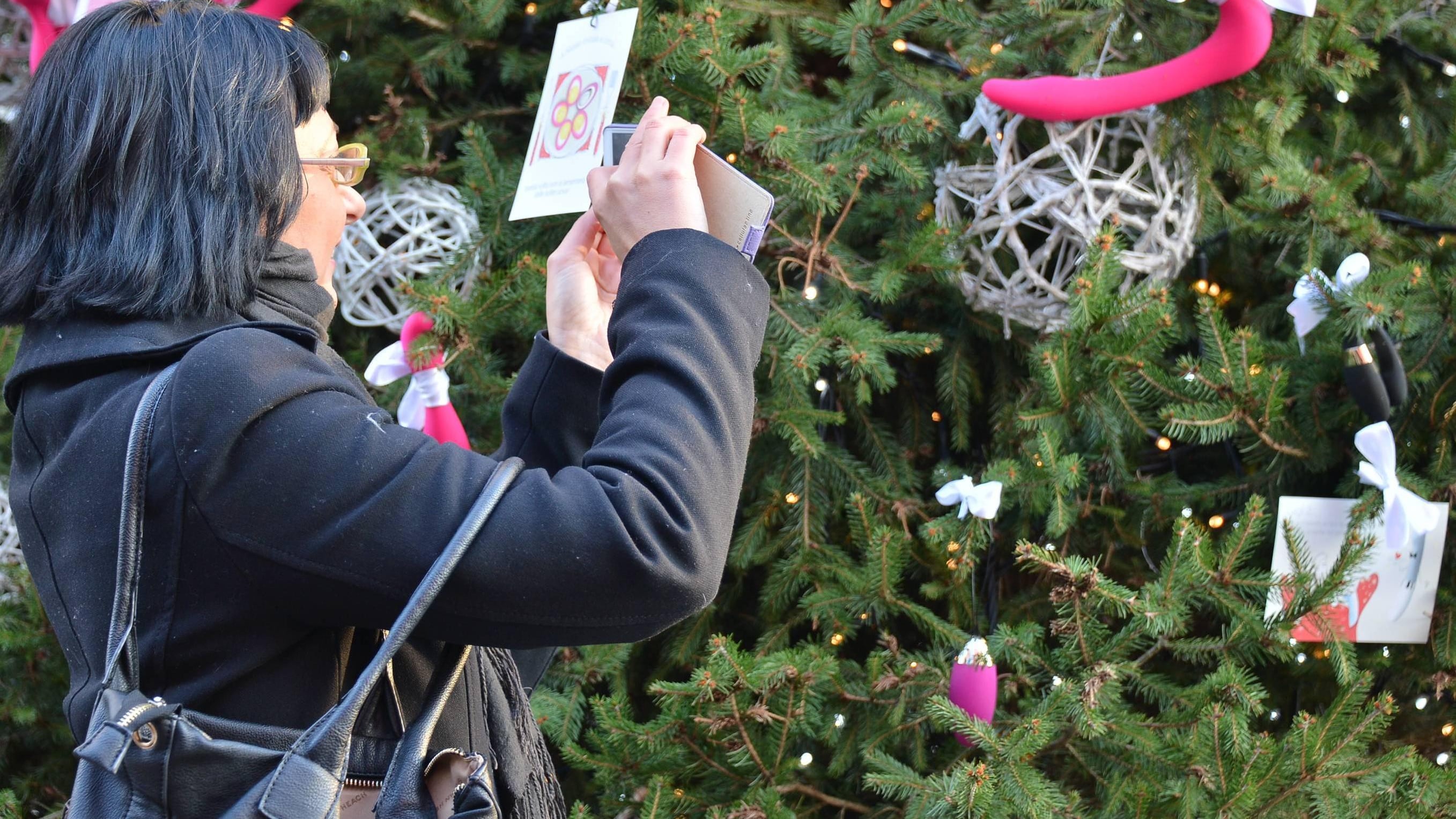 L'ultimo sfregio al Natale: ecco l'albero pornografico