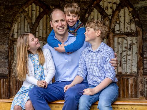 Il principe William e George tornano in pubblico dopo l’annuncio del tumore di Kate