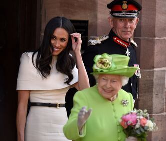 Meghan Markle con la regina nel Chershire 4