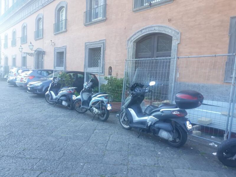 Scempio a Palazzo Reale: cortili trasformati in parcheggi 1
