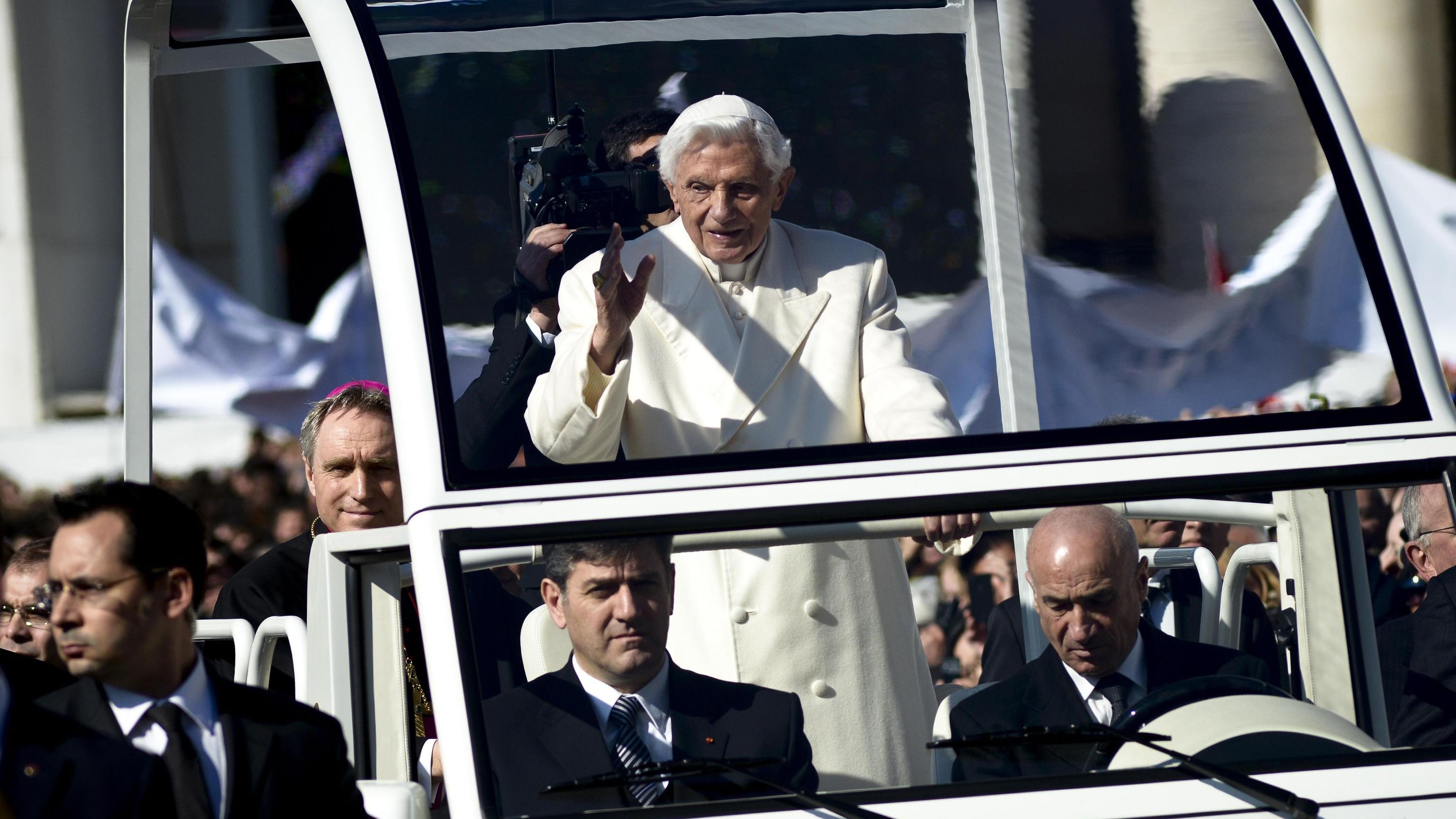 Che distanza dai politici e dalle loro pensioni d'oro