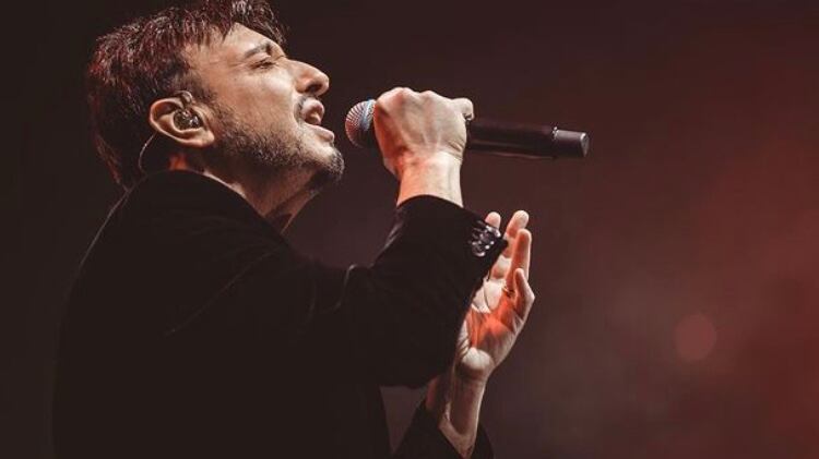Fan preoccupati per Gigi Finizio: il cantante ricoverato in ospedale. Date del tour rinviate